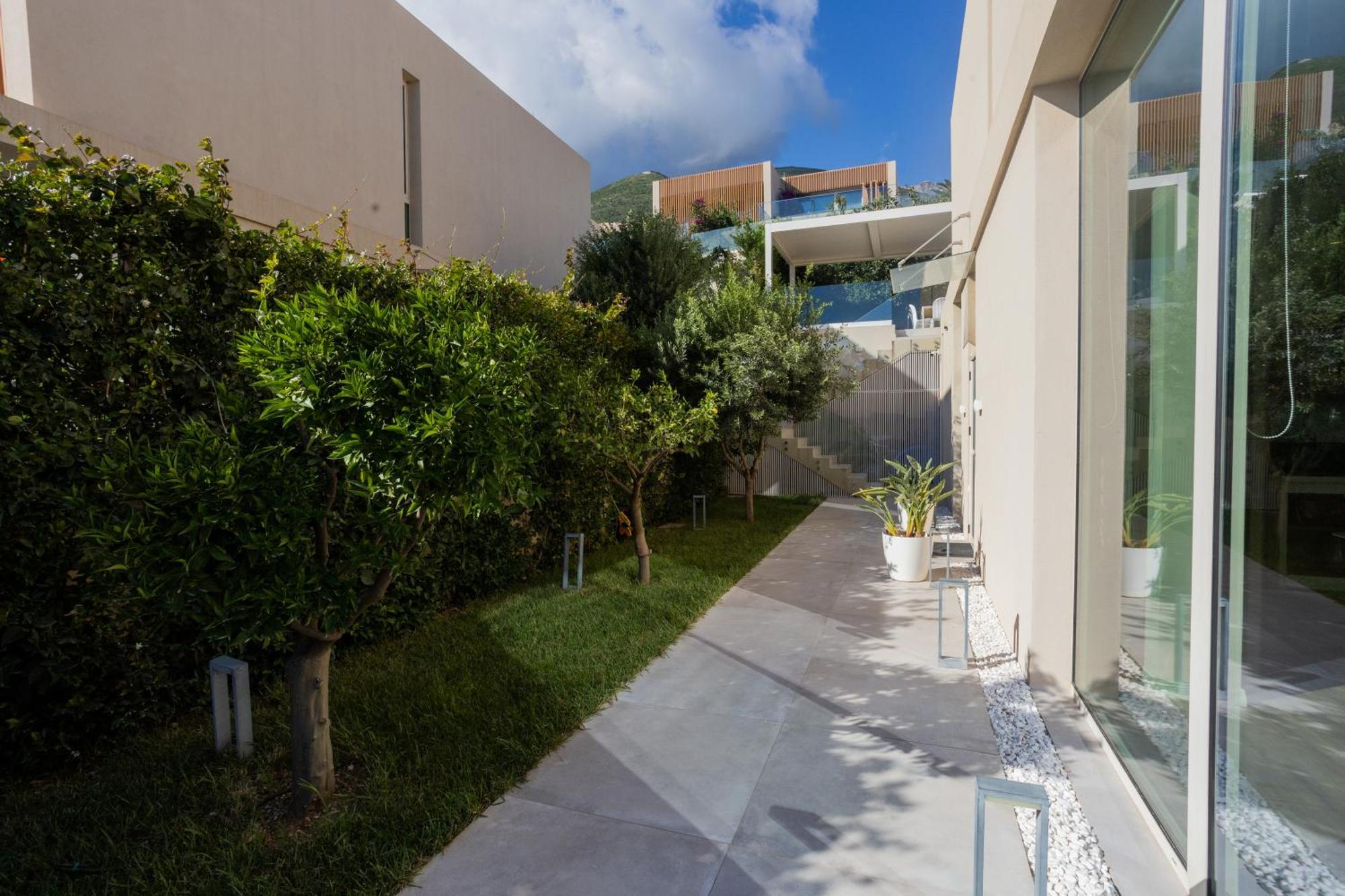 Sea Drive Luxury Coast Villa Palasë